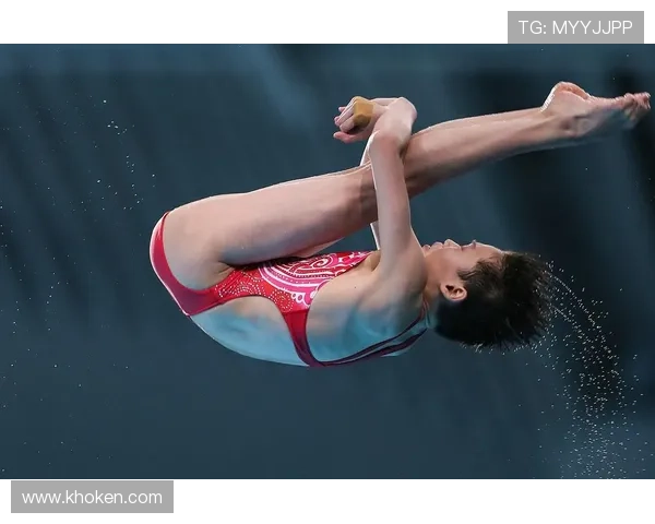 全红婵训练完偷偷吃炸鸡被教练抓包，下一秒直接跳水池冷静